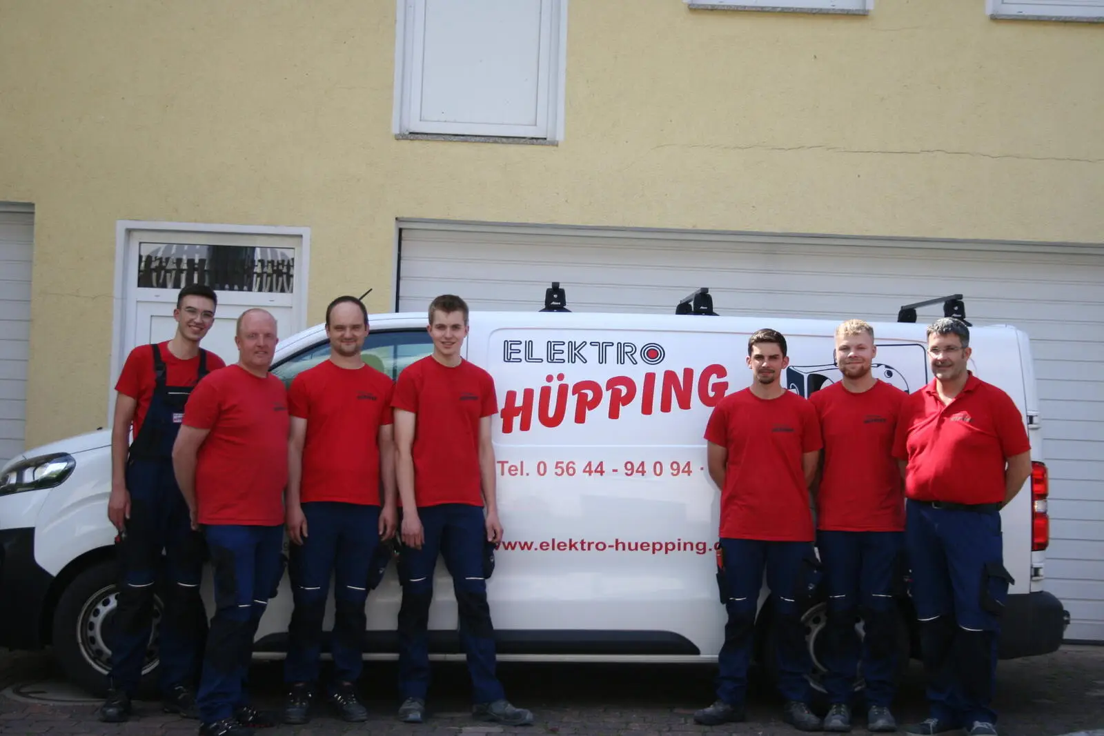 Das Team von Elektro Hüpping vor dem Firmenwagen am Betriebssitz in Willebadessen-Fölsen